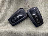 手荷物が多いときでも、スマートキーをバッグやポケットに携帯していれば、キーを取り出すことなくドアの解錠・施錠ができます