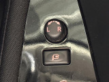 【電動格納ミラー】運転席のスイッチで、ドアミラーの開閉や角度の調整ができます。