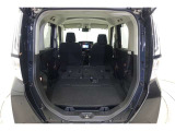 セカンドシートを倒した状態です。セカンドシートは独立可倒、荷物に合わせてラゲッジスペースをアレンジできます。