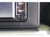 スマートフォンやiPodに入れた音楽を楽しめるAUXを装備しています。AUXは直接カーオーディオに接続できるため、Bluetoothなどよりも高音質な音楽が楽しめます。