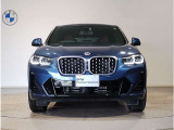 【BMWの伝統】BMWの特徴的な&ldquo;キドニーグリル&rdquo;は、80年以上続く伝統の形でございます。変わらないこだわりのデザインが、プレミアムブランド&ldquo;BMW&rdquo;を創り出します。