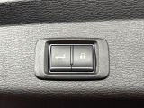 【パワーバックドア】スマートキーや運転席のボタンを押すだけでリアゲートが自動で開閉します!荷物を持っている時や、高い位置にあるバックドアを閉める際に便利な機能です♪