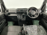 【インパネ】運転のしやすさを最優先に設計された見晴らしの良いフロントビュー。車両間隔が掴みやすく狭い道でも安心♪「安全」と「品質」を最優先に、安心してお乗りいただけるクルマを提供いたします。