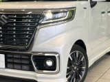 【LEDヘッドライト】悪天候や夜間走行時も良好な視界を確保し安心して運転できる高輝度LEDヘッドライトを装備!点灯速度が早く、消費電力も抑えられています。