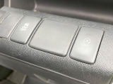 【アイドリングストップ】赤信号や渋滞で停車した際にエンジンを停止し、無駄な燃料の消費を抑えます。燃費向上や環境保護につなげる機能♪エンジンはブレーキを離せば再始動します。