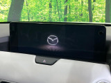 【12.3インチマツダコネクト】車内の雰囲気にマッチした大型ディスプレイ。スマホ接続でのナビ使用やBluetooth再生等、様々な機能が楽しめます。直感的なダイヤル操作が可能で、使い勝手も良好です。
