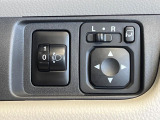 【電動格納ミラー】サイドミラーは電動格納式となっており、狭い駐車場でもキズがつくリスクを抑えられます。