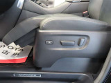 パワーシート搭載。微妙な調整が手軽にでき、最適なポジションで運転することが可能です。
