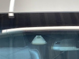 【ホンダセンシング】走行中に前方の車両等を認識し、衝突しそうな時は警報とブレーキで衝突回避と被害軽減をアシスト。より安全にドライブをお楽しみいただけます。