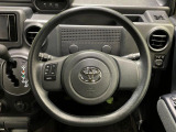 インテリアに合わせたデザインのステアリングは、運転される方のことも考え、運転しやすい形状、大きさです。是非一度、実際に触ってお確かめください。