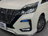 【LEDヘッドライト】悪天候や夜間走行時も良好な視界を確保し安心して運転できる高輝度LEDヘッドライトを装備!点灯速度が早く、消費電力も抑えられています。