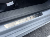 乗車口足元にはPEUGEOTのロゴ入り。