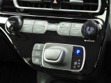 オートエアコンを装備しておりますので、四季を通じて車内を快適な温度に保つことが出来ます!高級感が有りますね!