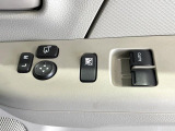 【電動格納ミラー】サイドミラーは電動格納式となっており、狭い駐車場でもキズがつくリスクを抑えられます。