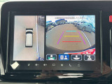 【全方位カメラ】全方位モニターを装備し、車両の周囲を上空から見下ろすように映像で確認可能。駐車や狭い道での操作をサポートし、安全性を高めます。