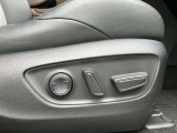 運転席シートは電動パワーシートです!自分に合ったシートポジションがラクラク調整できます!
