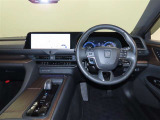高級感のある美しいインテリアデザインの運転席です。
