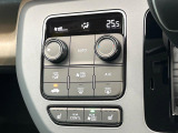 【オートエアコン】一度お好みの温度に設定すれば、車内の温度を検知し風量や温度を自動で調整。暑い&hellip;寒い&hellip;と何度もスイッチ操作をする必要はありません。快適な車内空間には必須の機能ですね♪