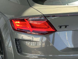 保証期間中は、全国どこでも24時間のロードサービスでお客様とお車をサポート!走って楽しいAudi車での遠方ドライブも、全国の正規ディーラー網で協力にバックアップいたします!