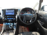 高いホールド性で運転姿勢が安定します。長距離ドライブでも疲れにくいのが魅力です。快適なドライビングライフをお送りください♪