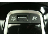 【EVドライブモード】駆動用電池から電力を供給し、電気モーターのみを使って走行するモードです。早朝・深夜の駐車場などで、騒音や排気ガスを気にすることなく走行することができます。
