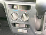 寒い冬も暑い夏も全席に快適な空調を届けてくれる、ダイヤル式エアコンを装備♪