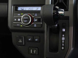 車内を快適に、オートエアコンを装備しています。