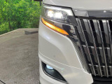 【LEDヘッドライト】悪天候や夜間走行時も良好な視界を確保し安心して運転できる高輝度LEDヘッドライトを装備!点灯速度が早く、消費電力も抑えられています。