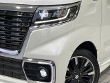 【LEDヘッドライト】悪天候や夜間走行時も良好な視界を確保し安心して運転できる高輝度LEDヘッドライトを装備!点灯速度が早く、消費電力も抑えられています。