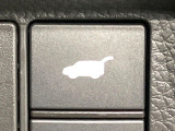 【パワーバックドア】スマートキーや運転席のボタンを押すだけでリアゲートが自動で開閉します!荷物を持っている時や、高い位置にあるバックドアを閉める際に便利な機能です♪