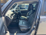 助手席も落ち着いて乗車いただけます。