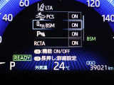 隣車線を走る車両をレーダーで検知し、ドアミラーでは確認しにくい後側方エリアに存在する車両に加え、急接近してくる車両も検知します。車両を検知するとドアミラーに搭載されたLEDインジケーターが点灯します。