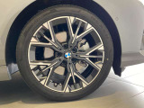 BMWの純正アロイホイールは軽量かつ強度にも優れているホイールで走行性能を引き上げる設計になっております。足元にもBMWは妥協がなくこだわっている個所になります。