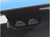 ステレオカメラとソナーセンサーが歩行者や先行車、障害物などのさまざまな情報を的確に捉え、運転者に注意を促したり、緊急ブレーキを作動。多彩な安全機能があなたのドライブをアシストするスマートアシスト付です