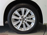 純正のアルミホイール装着車です。タイヤサイズは235/50R18です。
