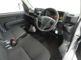 シンプルで使いやすいデザインの運転席です。