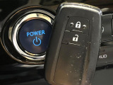 【スマートキー】カバンやポケットに入れたままでもドアの施錠・解錠が可能なスマートキーを装備。エンジンのオン・オフ時もカギを取り出す必要が無いからとっても便利です♪