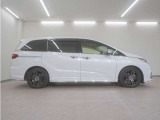 リアには左右スライドドアを採用。狭い駐車場でも開閉しやすく、強風の日でもドアが煽られにくくなっております。小さなお子さまやご年配の方も安心して乗り降りできます。