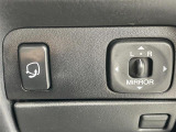 ◆【電動格納ミラー】運転席のスイッチで、ドアミラーの開閉や角度の調整ができます。