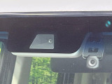 【ホンダセンシング】走行中に前方の車両等を認識し、衝突しそうな時は警報とブレーキで衝突回避と被害軽減をアシスト。より安全にドライブをお楽しみいただけます。