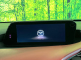 【8.8インチマツダコネクト】車内の雰囲気にマッチした大型のディスプレイ。スマホ接続でのナビ使用やBluetooth再生等、様々な機能が楽しめます。直感的なダイヤル操作が可能で、使い勝手も良好です。