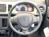 インテリアに合わせたデザインのステアリングは、運転される方のことも考え、運転しやすい形状、大きさです。是非一度、実際に触ってお確かめください。