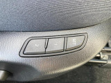【シートメモリー】運転を交代するたびに、いちいち合わせ直すのは面倒、急いでいるときに直し忘れていたりすると、危ないことも。各自の最適なシート位置がスイッチ一つで再現できるので、とってもスムーズ。