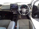 革巻きステアリングで快適な操作性の運転席です。