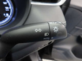 スイッチをオートに設定しておけば、車外の明るさに応じて自動的にヘッドランプを点灯・消灯します。夕暮れ時やトンネルの続く山道などを走行する時に便利なコンライトを装備しています。