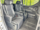 【オットマン付セカンドシート】足を延ばしてリラックスしたいときに便利なオットマン!ロングドライブや仮眠の際にもゆったり快適にお過ごしいただけます♪