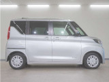 リアには左右スライドドアを採用。狭い駐車場でも開閉しやすく、強風の日でもドアが煽られにくくなっております。小さなお子さまやご年配の方も安心して乗り降りできます。
