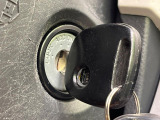【キーレス】少し離れた場所からでもボタン一つでドアの開錠・施錠ができるのでとっても便利!ドアの鍵穴周りに傷をつけることもありません♪