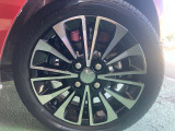 155/65R14のアルミホイール。デザインもさる事ながら、重量軽減と立体感を与えられた贅沢なアルミホイールです!