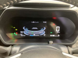 とっても見やすいメーターです。夜間時はラグジュアリーな気分にさせてくれる照明が魅力ですので、夜のドライブも楽しみになりますよ♪